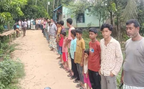ছাগলনাইয়ায় মুহুরী নদীর বেড়িবাঁধ সংস্কারের দাবীতে এলাকাবাসীর মানববন্ধন