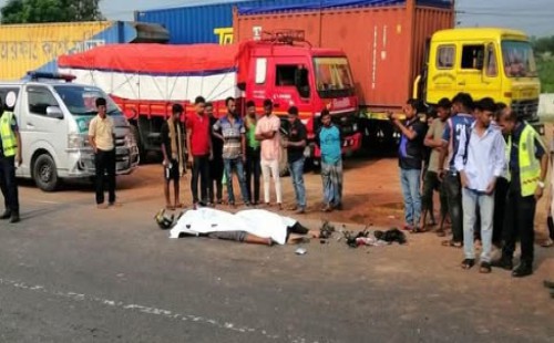 চৌদ্দগ্রামে বাসের পিছনে বাইকের ধাক্কায় চালকসহ নিহত ২