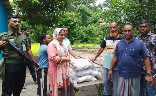 ছাগলনাইয়ায় অগ্নিকাণ্ডে ক্ষতিগ্রস্তদের পাশে উপজেলা প্রশাসন