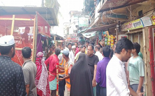 ছাগলনাইয়া যানযট নিরসনে উচ্ছেদ অভিযান   ব্যবসায়ীদের তোপের মুখে পৌরকর্মীরা