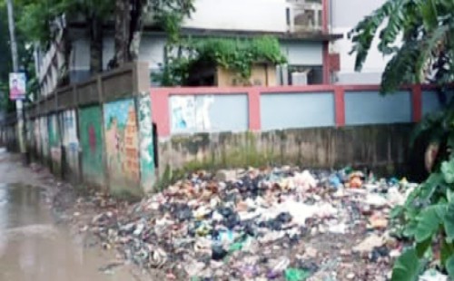 নাসিরনগরে রাস্তার পাশে ময়লার স্তূপ, বাড়ছে জনদুর্ভোগ