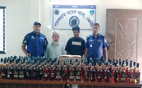 পরশুরামে এম্বুলেন্সে ১১৭ বোতল ভারতীয় মদসহ আটক-২