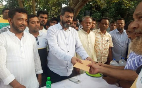ছাগলনাইয়া অগ্নিকাণ্ডে ক্ষতিগ্রস্তদের পাশে এমপি মজনু