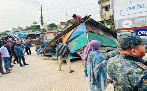 ফেনী জেলা প্রশাসকের কার্যালয়ের সামনে অবৈধ স্থাপনা উচ্ছেদ