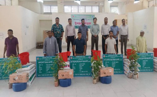 পরশুরামে মাছ ও মৎস্য উপকরণ বিতরণ
