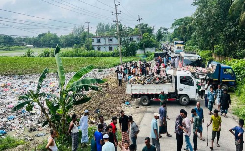 পৌরসভার বর্জ্যে লোকালয় দূষণ  মতিগঞ্জে এলাকাবাসীর সড়ক অবরোধ