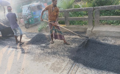 নামে মাত্র বিটুমিন   পরশুরামে সড়ক সংস্কারে ব্যাপক অনিয়ম!