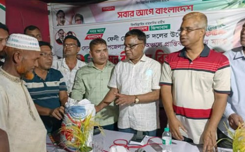 সোনাগাজীতে জেলা কৃষক দলের ধানের বীজ বিতরণ