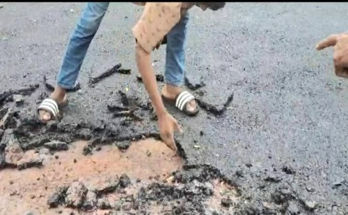 হাতের টানেই উঠে যাচ্ছে সড়কের কার্পেটিং, সংস্কারকাজের মান নিয়ে প্রশ্ন?