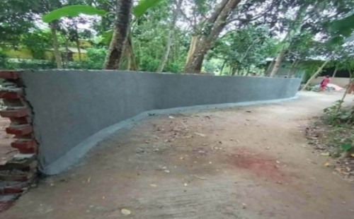 ছাগলনাইয়ায় সীমানা প্রাচীরে রাস্তা সরু, চলাচলে দূর্ভোগ
