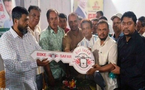 ২০ বছরের কষ্টের স্বীকৃতি   পত্রিকা বিপণন কর্মীকে বাইক উপহার দিলেন এমপি মজনু