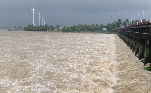 ভারতের পাহাড়ি ঢল ও ভারী বর্ষণ   বঙ্গোপসাগরে পানি নিষ্কাশনে খুলে দেয়া হয়েছে মুহুরী রেগুলেটরের ৪০টি জলকপাট