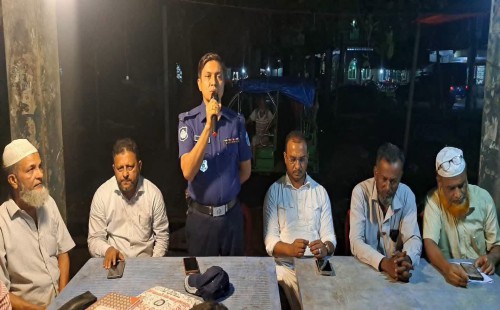 মনুরহাট বাজারে মাদক প্রতিরোধ ও আইনশৃঙ্খলা নিয়ে ব্যবসায়ীদের সঙ্গে ওসির মতবিনিময় সভা
