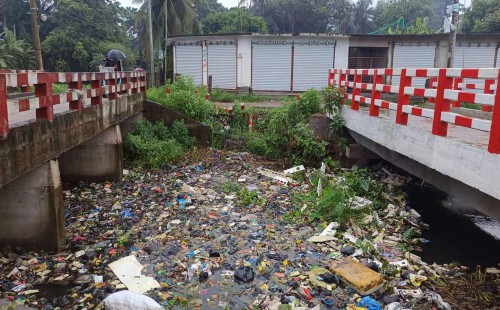 পানি নিষ্কাষনে ধীরগতি  সোনাগাজীর ডাঙ্গী খাল এখন ময়লা আবর্জনার ভাগাড়!