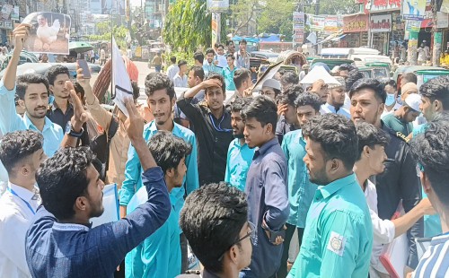শিক্ষামন্ত্রীর মন্তব্যের প্রতিবাদে ফেনীতে শিক্ষার্থীদের বিক্ষোভ