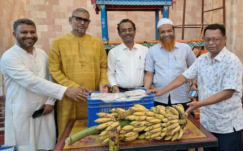 রথযাত্রা উপলক্ষে বিভিন্ন মন্দিরে ফল বিতরণ