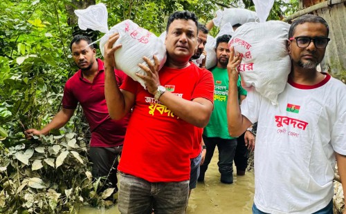 চট্টগ্রামে বন্যার্তদের পাশে ফেনী জেলা যুবদল