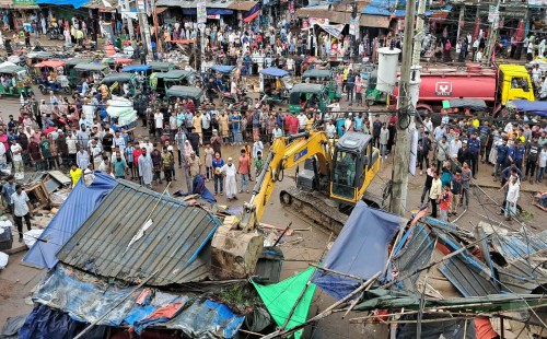 অবৈধ স্থাপনা উচ্ছেদ অভিযানে পৌর প্রশাসন  ছাগলনাইয়া ১ হাজার অবৈধ স্থাপনা উচ্ছেদ