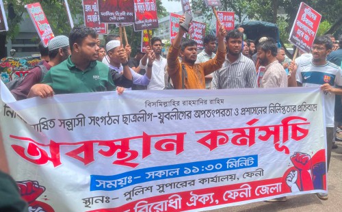 ফেনীর এসপি অফিসের সামনে   জুলাই যোদ্ধাদের অবস্থান কর্মসূচি