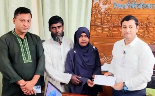 বাবা-মা হারানো তাসফিয়াকে আগলে রেখেছেন চাচা   জিপিএ-৫ সাফল্যের পেছনে রয়েছে গল্প
