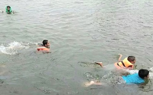 নোয়াখালীতে বর্ষা এলেই বাড়ে শিশু মৃত্যুর আতঙ্ক  ৬ মাসে পানিতে ডুবে ৬৫ শিশুর মৃত্যু!